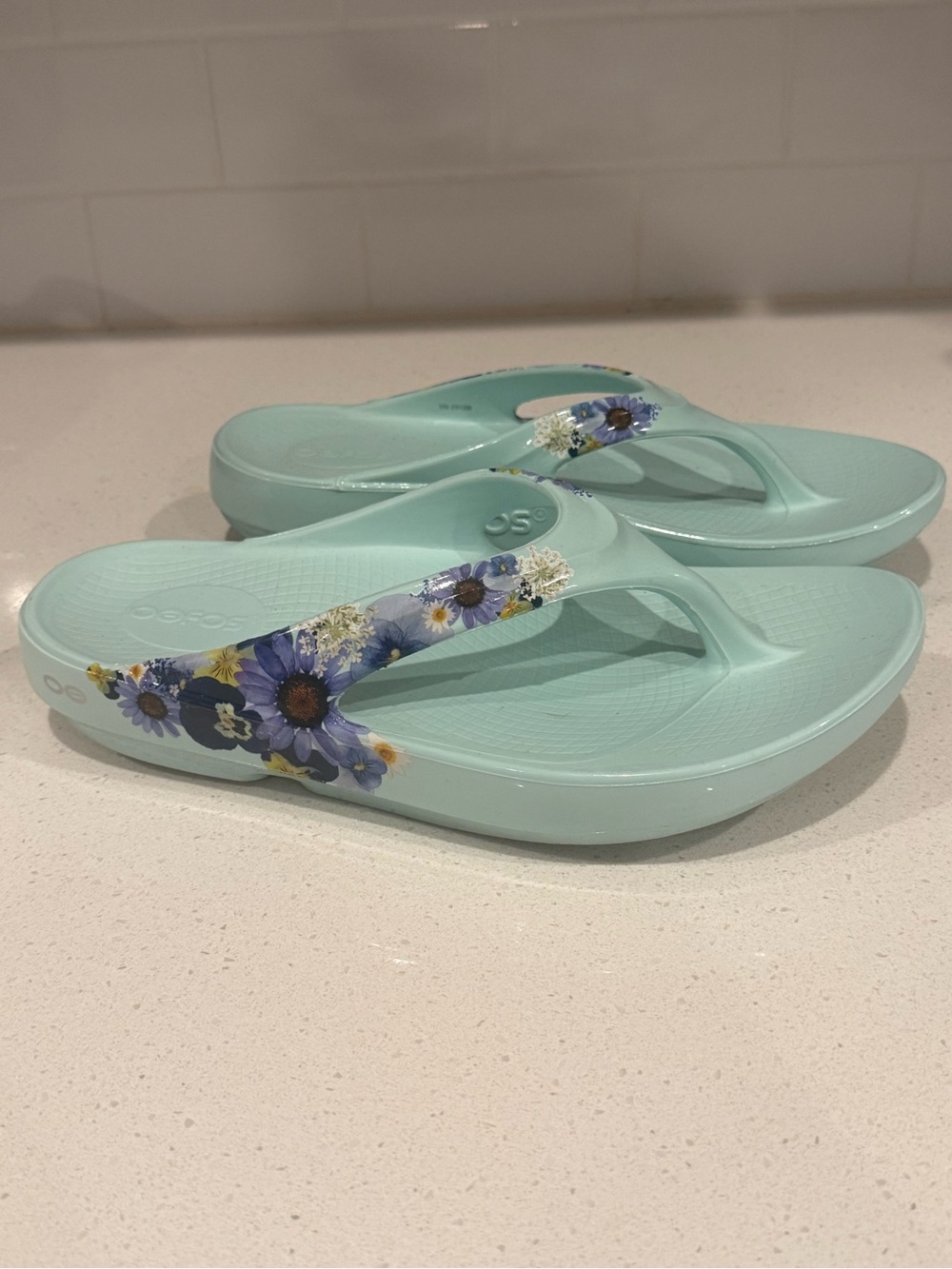 OOFOS Women’s Mint Green Floral Strap Thong Sandals